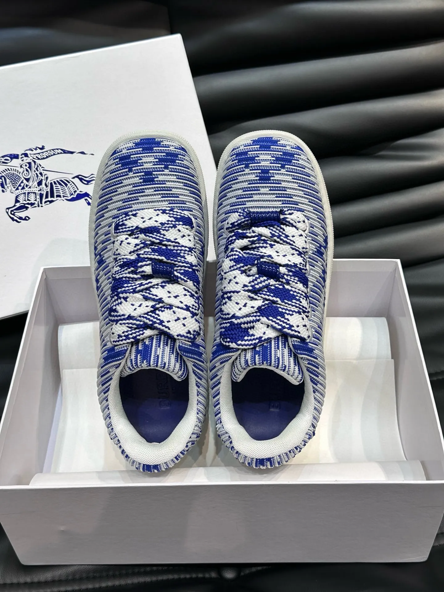 Factory price: 458💰Burberry Box series👫 Thick-soled casual sports shoes for couples, cool sneakers and bread shoes, purchased and developed from the original version, the top version of Box series sports shoes, made of original plaid/knitted fabric, embellished with EKD embossing. Made of mesh lining, the laces are decorated with metal coils, the rubber sole is decorated with the Burberry letter logo, and the original molded 3.5CM two-color T men's shoe 💰U outsole! Code number: 35-45 (35-45 customized)